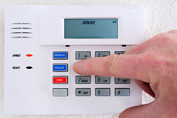 setting a home burglar alarm (large image)