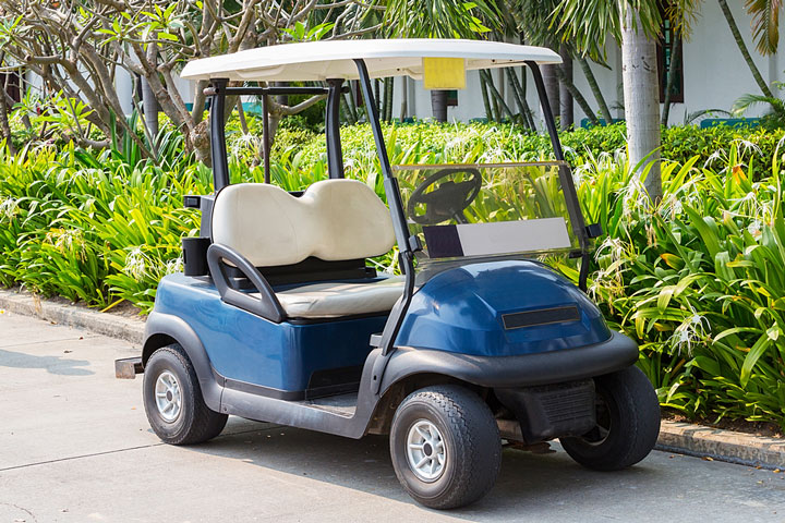 a golf cart at a golf course (large image)