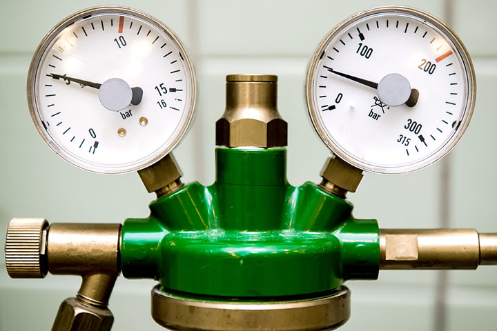 a gas manometer and pressure reducer (large image)
